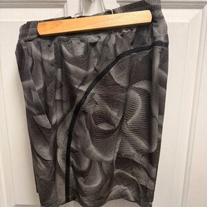 Like New- Lululemon Pace Breaker 7” Shorts - Linerless